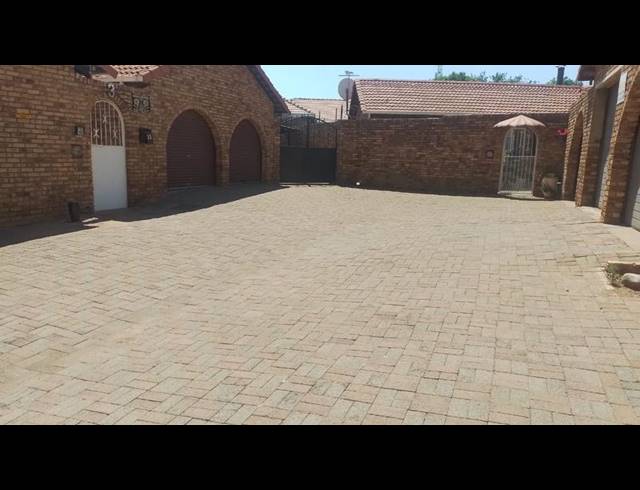 3 BEDROOM TOWNHOUSE FOR SALE IN HOMELAKE